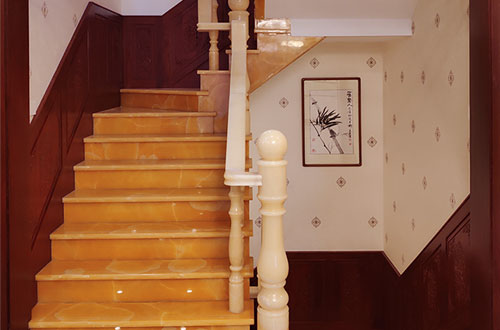 思礼镇中式别墅室内汉白玉石楼梯的定制安装装饰效果